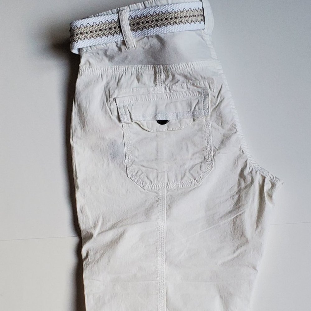 Women's White Casual Cotton Capri Walking Shorts Pockets Tabs Belted size 8